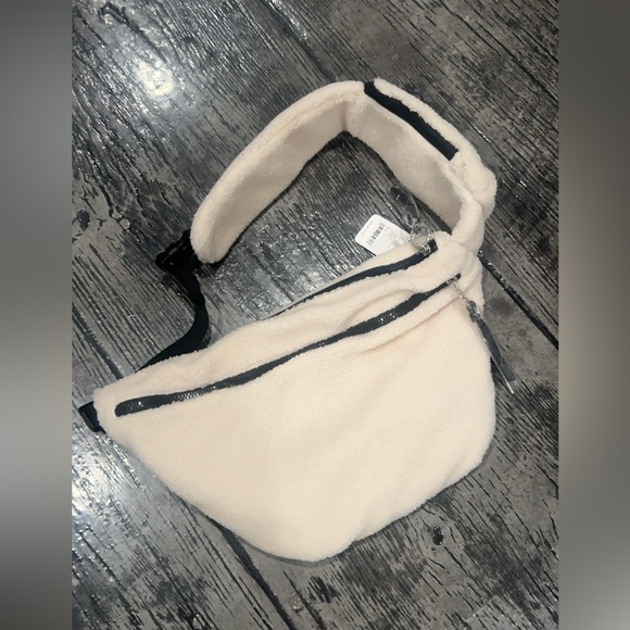 Fp movement overachiever sling bag-NWT - Picture 2 of 3